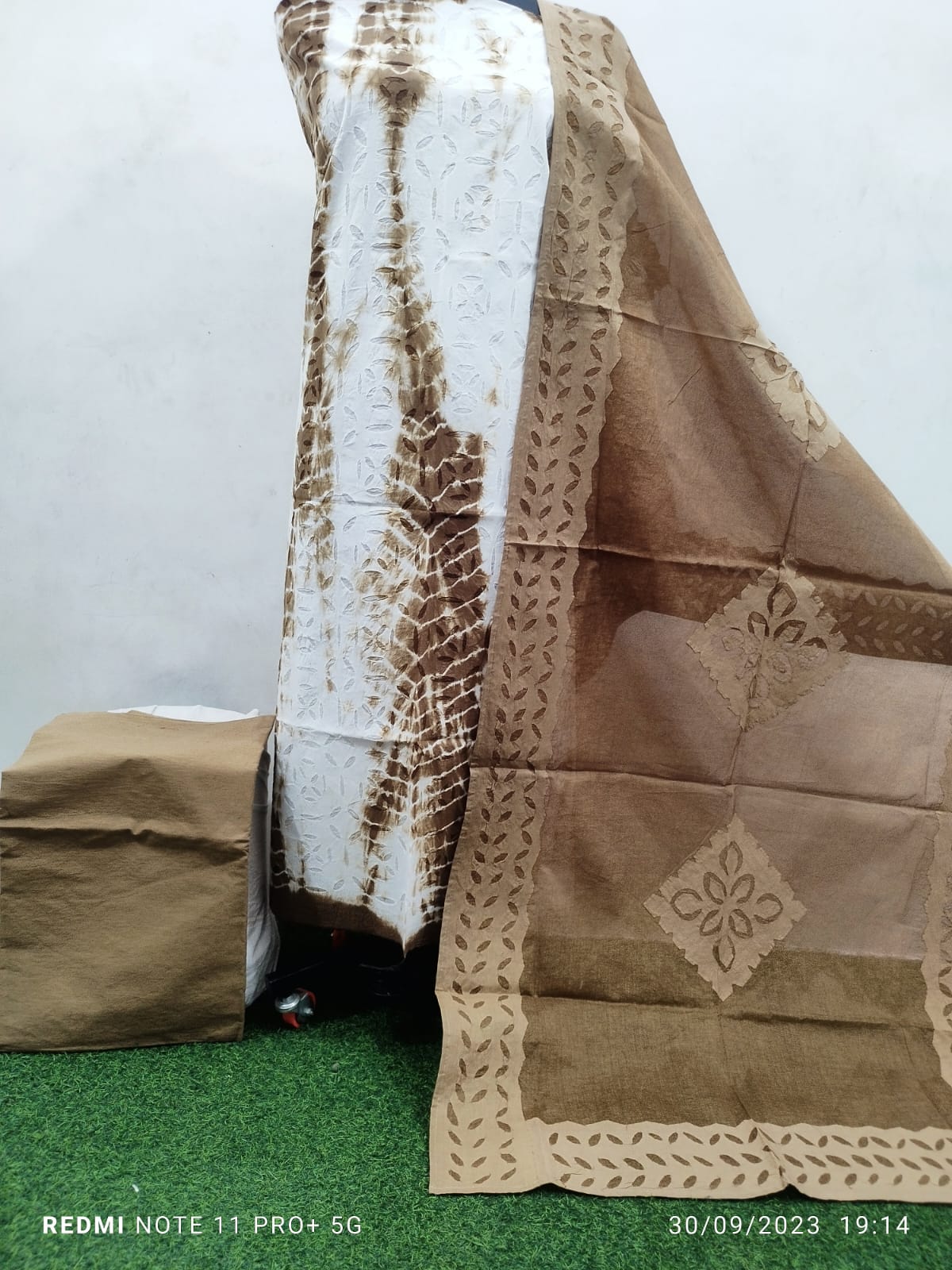 Elegant Unstitched Tie & Dye Cotton and Organdy Suit with Applique Detailing - 3 Piece