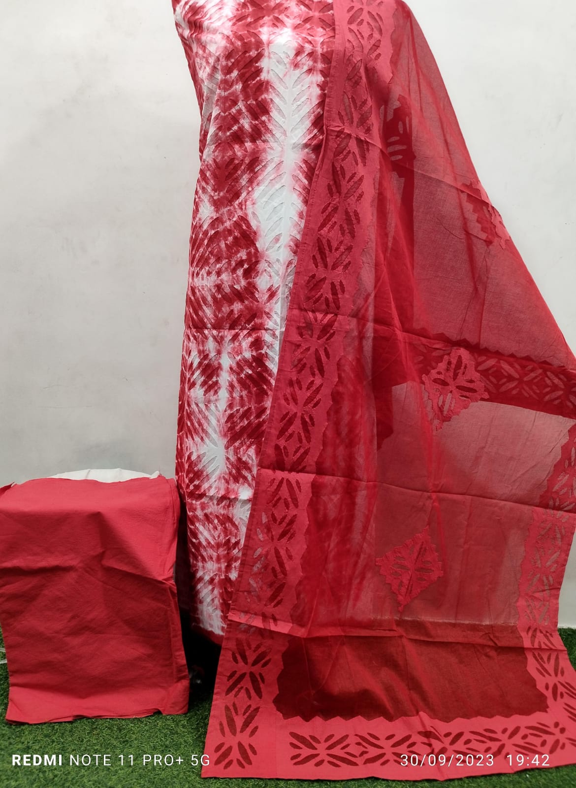 Elegant Unstitched Tie & Dye Cotton and Organdy Suit with Applique Detailing - 3 Piece