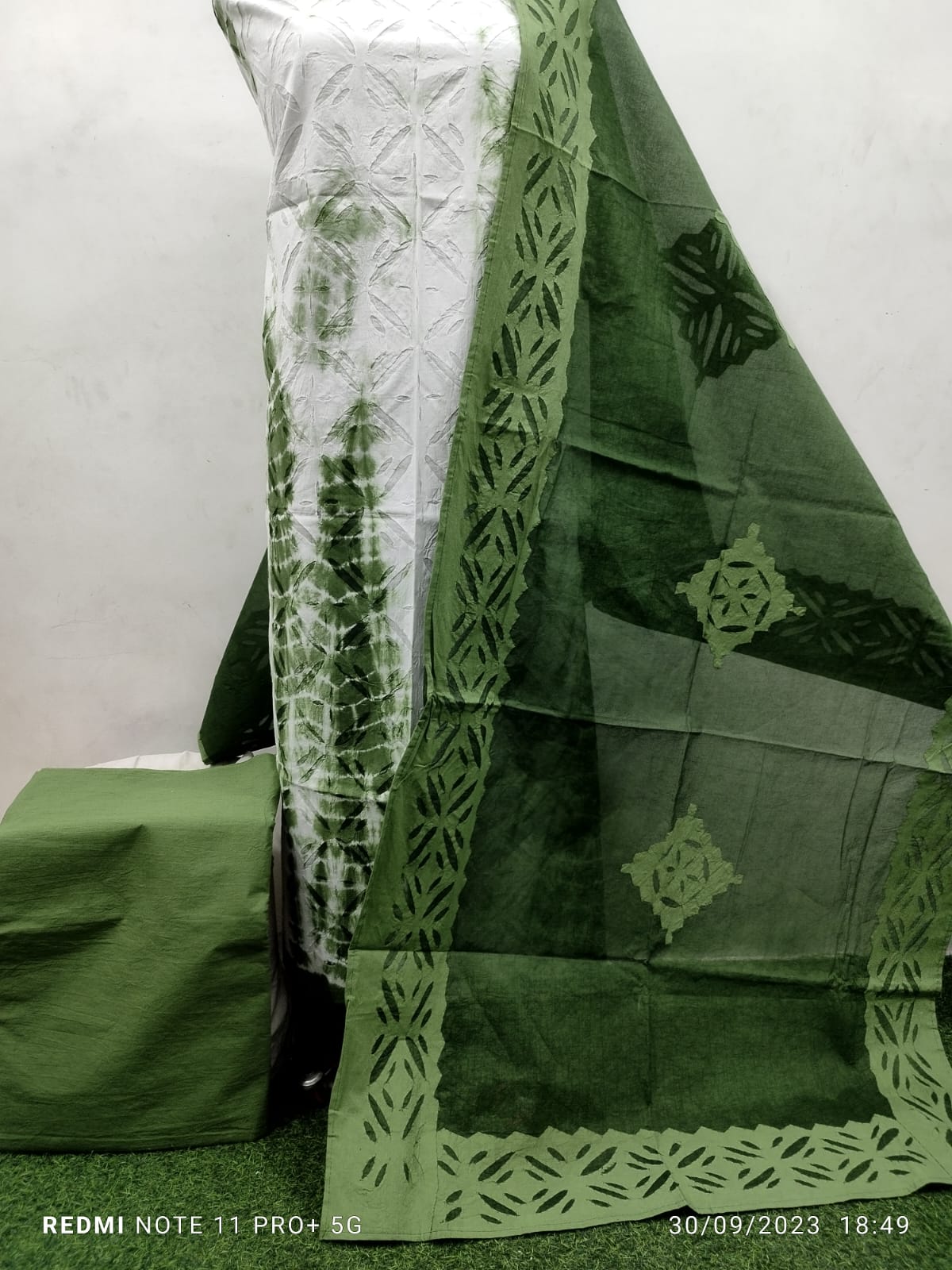 Elegant Unstitched Tie & Dye Cotton and Organdy Suit with Applique Detailing - 3 Piece