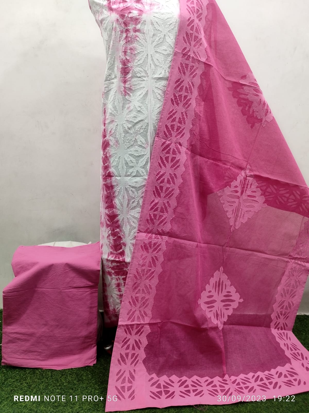 Elegant Unstitched Tie & Dye Cotton and Organdy Suit with Applique Detailing - 3 Piece