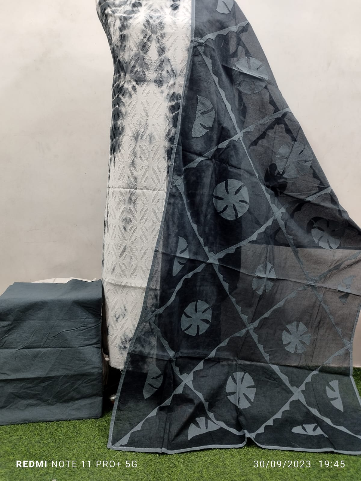 Elegant Unstitched Tie & Dye Cotton and Organdy Suit with Applique Detailing - (3-Piece)