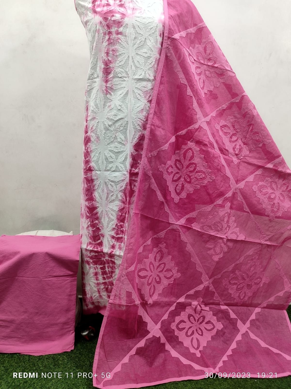 Elegant Unstitched Tie & Dye Cotton and Organdy Suit with Applique Detailing - 3 Piece