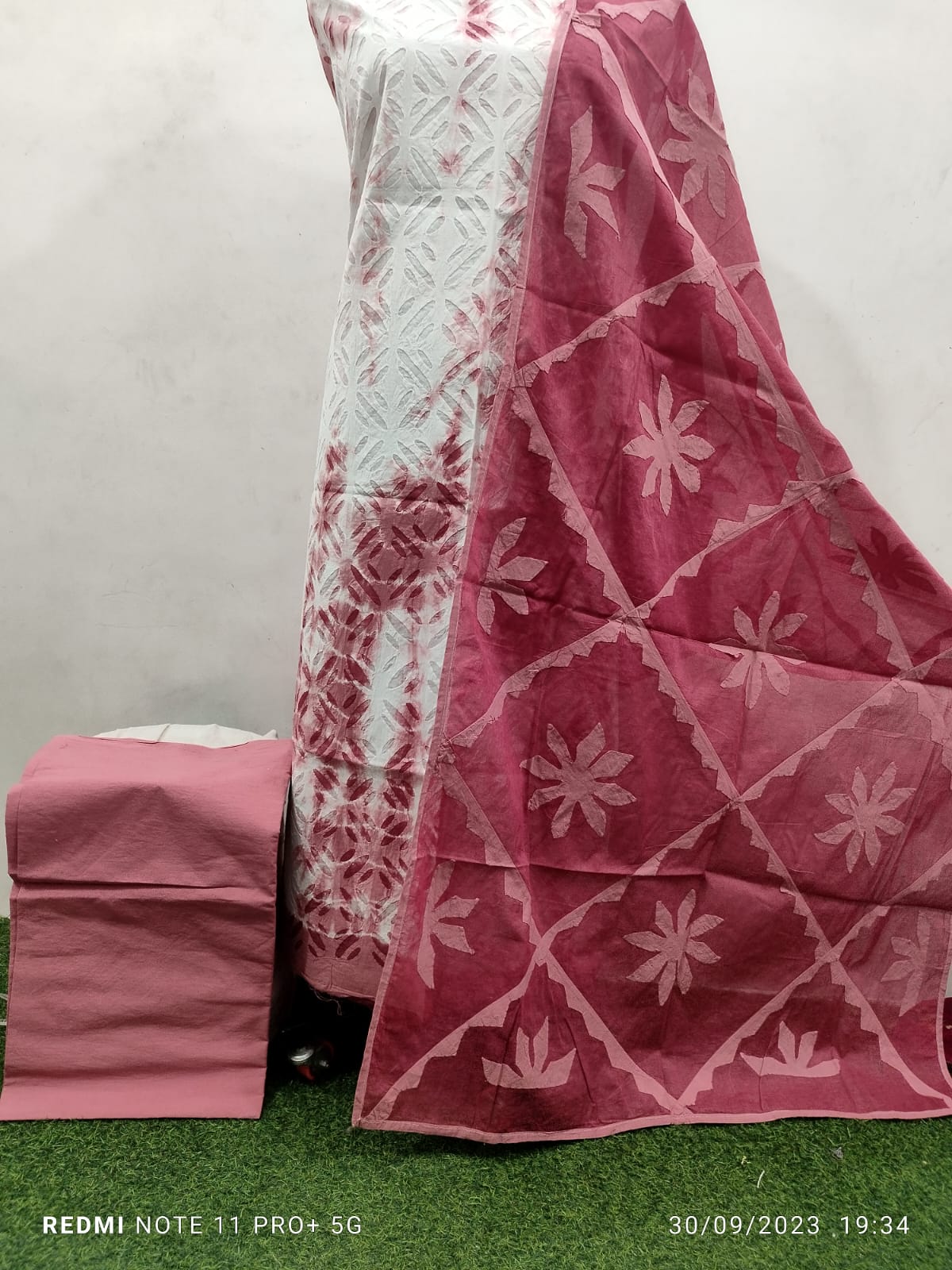 Elegant Unstitched Tie & Dye Cotton and Organdy Suit with Applique Detailing - 3 Piece